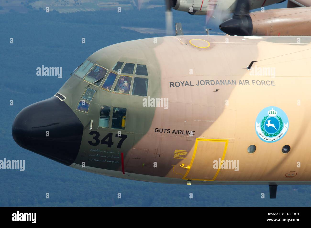 Die Royal Jordanian Air Force Lockheed C-130H Hercules, Reg 347, ist mit Tarnfarbe zu sehen. Dieses Multifunktionsflugzeug ist für den Truppentransport und den Frachttransport, die Betankung aus der Luft und humanitäre Hilfe von entscheidender Bedeutung. Stockfoto