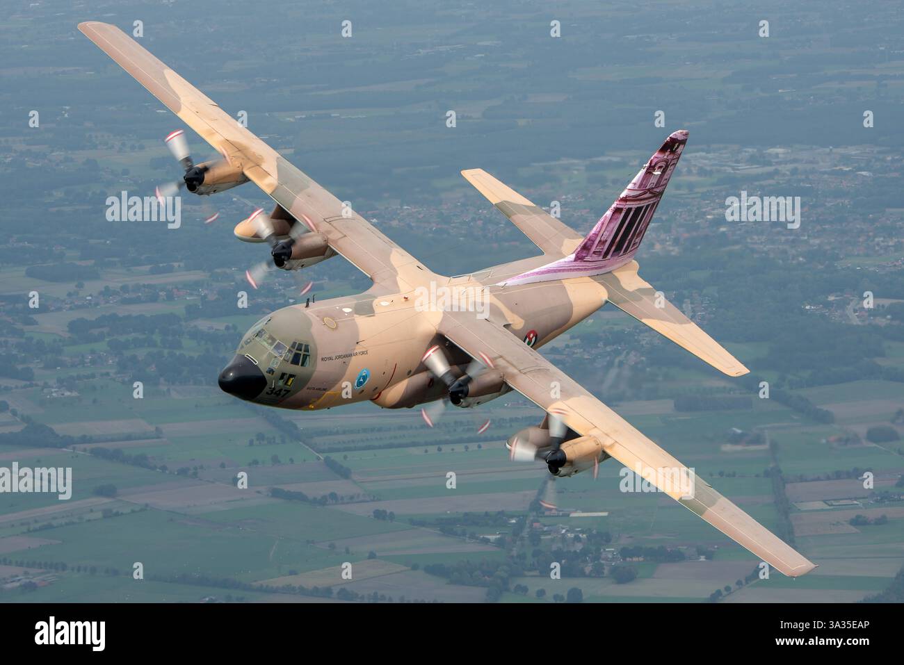 Die Royal Jordanian Air Force Lockheed C-130H Hercules, Reg 347, ist ein vielseitiges Transportflugzeug mit Tarnlackierung und Petra-Tail-Art. Es wird für verschiedene taktische Operationen und humanitäre Missionen eingesetzt. Stockfoto