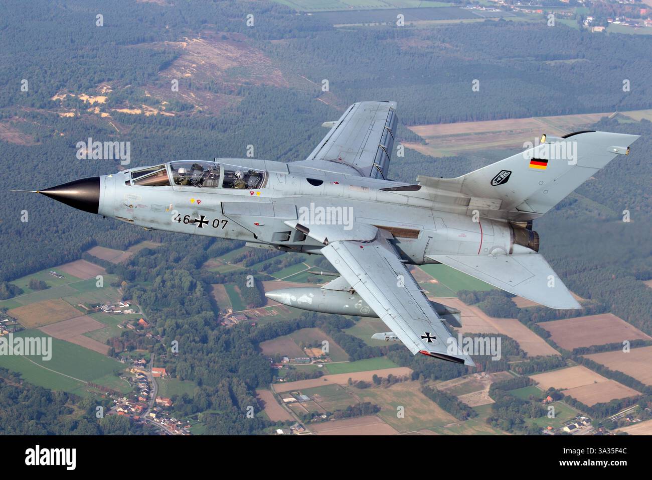 Die Deutsche Luftwaffe Panavia Tornado, Reg 4607, ist sowohl für Luft-Boden- als auch Luft-Luft-Gefechte konzipiert und unterstützt die Luftwaffe mit fortschrittlichen Fähigkeiten für taktische und Aufklärungsoperationen. Sein variabler Flügelflügel ermöglicht eine betriebliche Anpassungsfähigkeit. Stockfoto