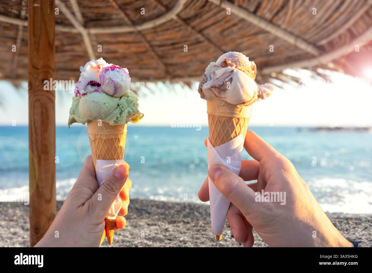 Wir essen gemeinsam Eis am Meer am Strand Stockfoto