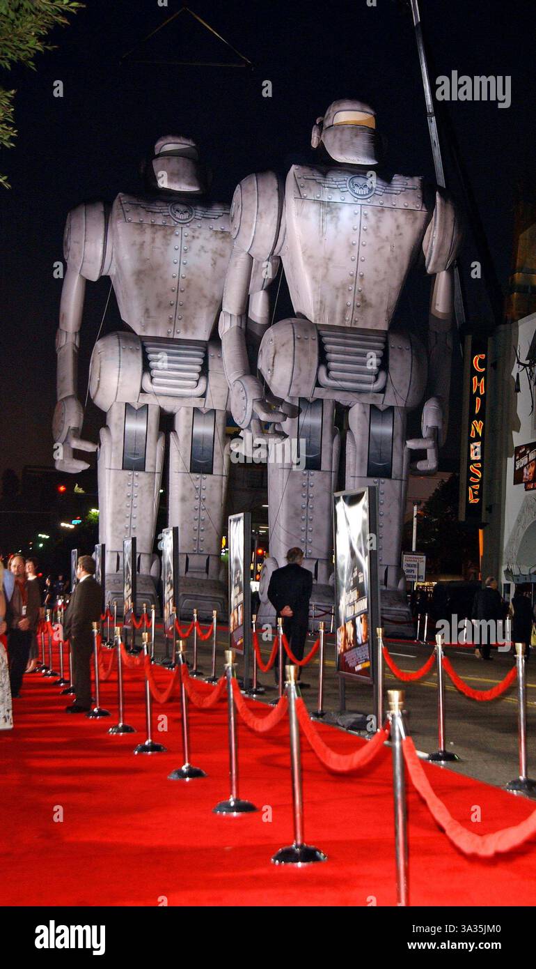 SEPTEMBER 2004 - HOLLYWOOD, KALIFORNIEN, USA - K38986FB.SKY CAPTAIN UND DIE WELT VON MORGEN. PREMIERE IM GRAUMAN'S CHINESE THEATER. HOLLYWOOD, CA. 14.09.2004. FITZROY BARRETT/ 2004.ATMOSPHERE(Bild: © Globe Photos/ZUMAPRESS.com) Stockfoto