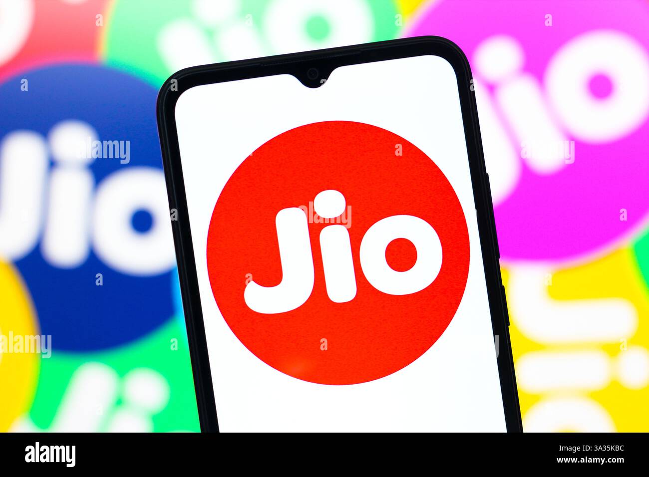 In dieser Fotoabbildung wird das Jio (Reliance Jio Infocom Limited) Logo auf einem Smartphone-Bildschirm angezeigt. Stockfoto