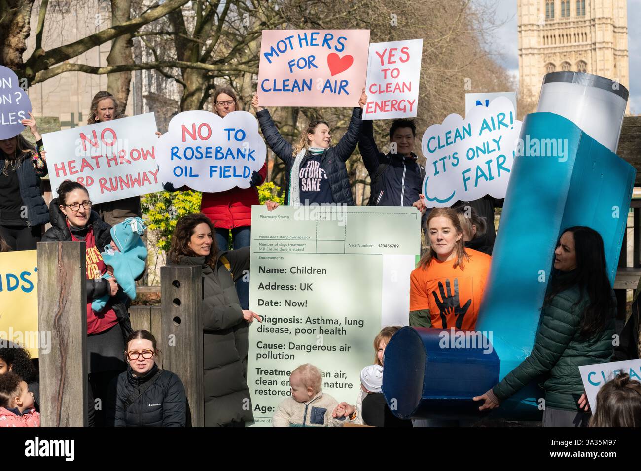 London, Großbritannien. 14. März 2025. Aktivisten von „Mütter erheben sich“ veranstalten eine Kundgebung, die saubere Luft und saubere Energie für Kinder überall fordert und die Regierung auffordert, die geplante Expansion des Flughafens Heathrow und die Entwicklung des Ölfeldes Rosebank rückgängig zu machen. Die Veranstaltung war eine Reihe internationaler Aktionen, die die gesundheitlichen Auswirkungen der Luftverschmutzung auf Kinder und Schwangere hervorhoben. Quelle: Ron Fassbender/Alamy Live News Stockfoto