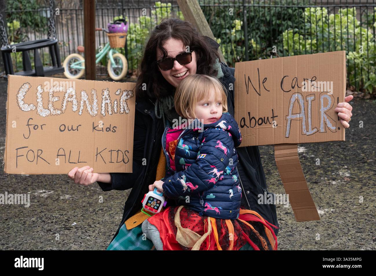 London, Großbritannien. 14. März 2025. Aktivisten von „Mütter erheben sich“ veranstalten eine Kundgebung, die saubere Luft und saubere Energie für Kinder überall fordert und die Regierung auffordert, die geplante Expansion des Flughafens Heathrow und die Entwicklung des Ölfeldes Rosebank rückgängig zu machen. Die Veranstaltung war eine Reihe internationaler Aktionen, die die gesundheitlichen Auswirkungen der Luftverschmutzung auf Kinder und Schwangere hervorhoben. Quelle: Ron Fassbender/Alamy Live News Stockfoto