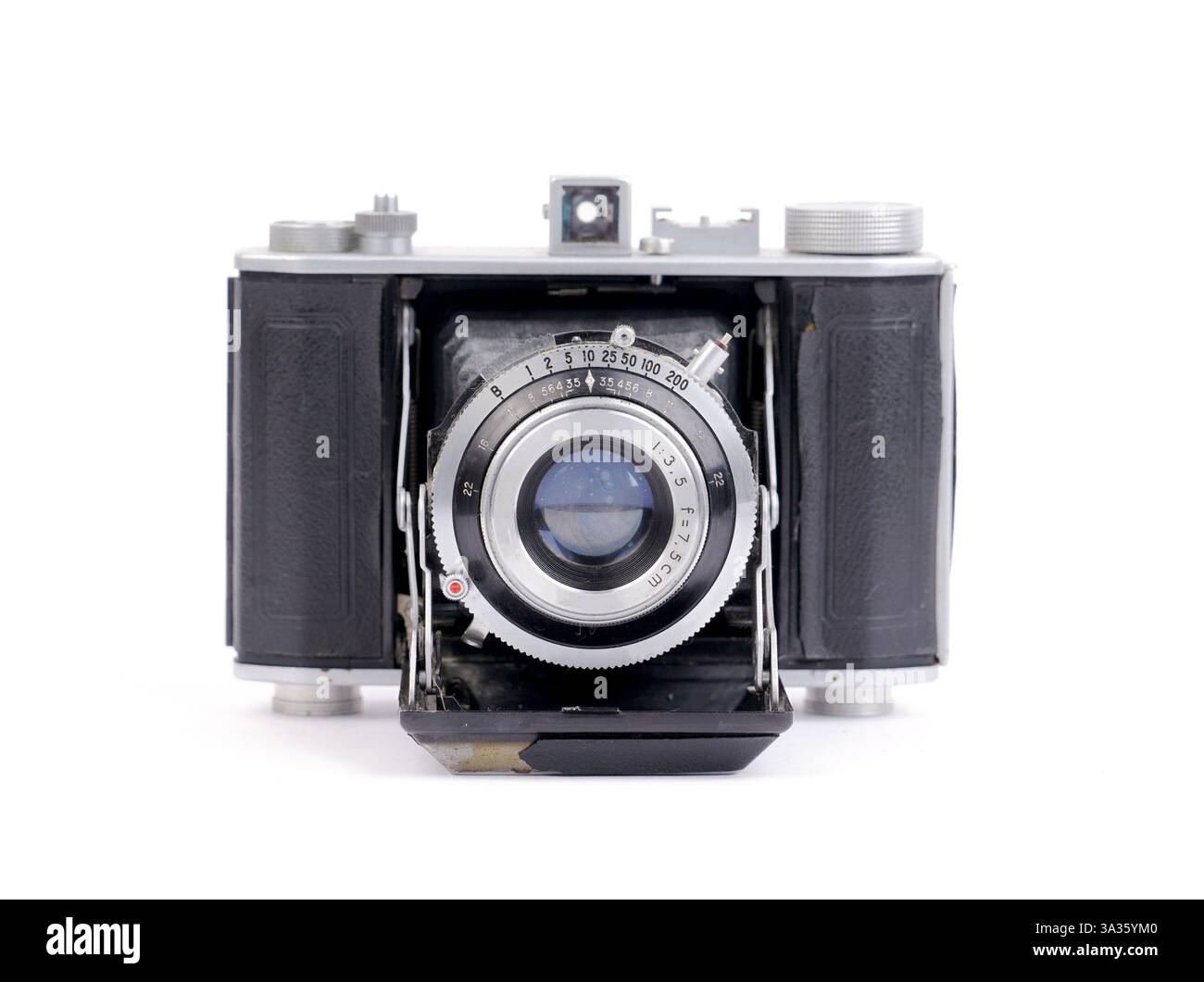 Alte alte Klappkamera auf weißem Hintergrund Stockfoto