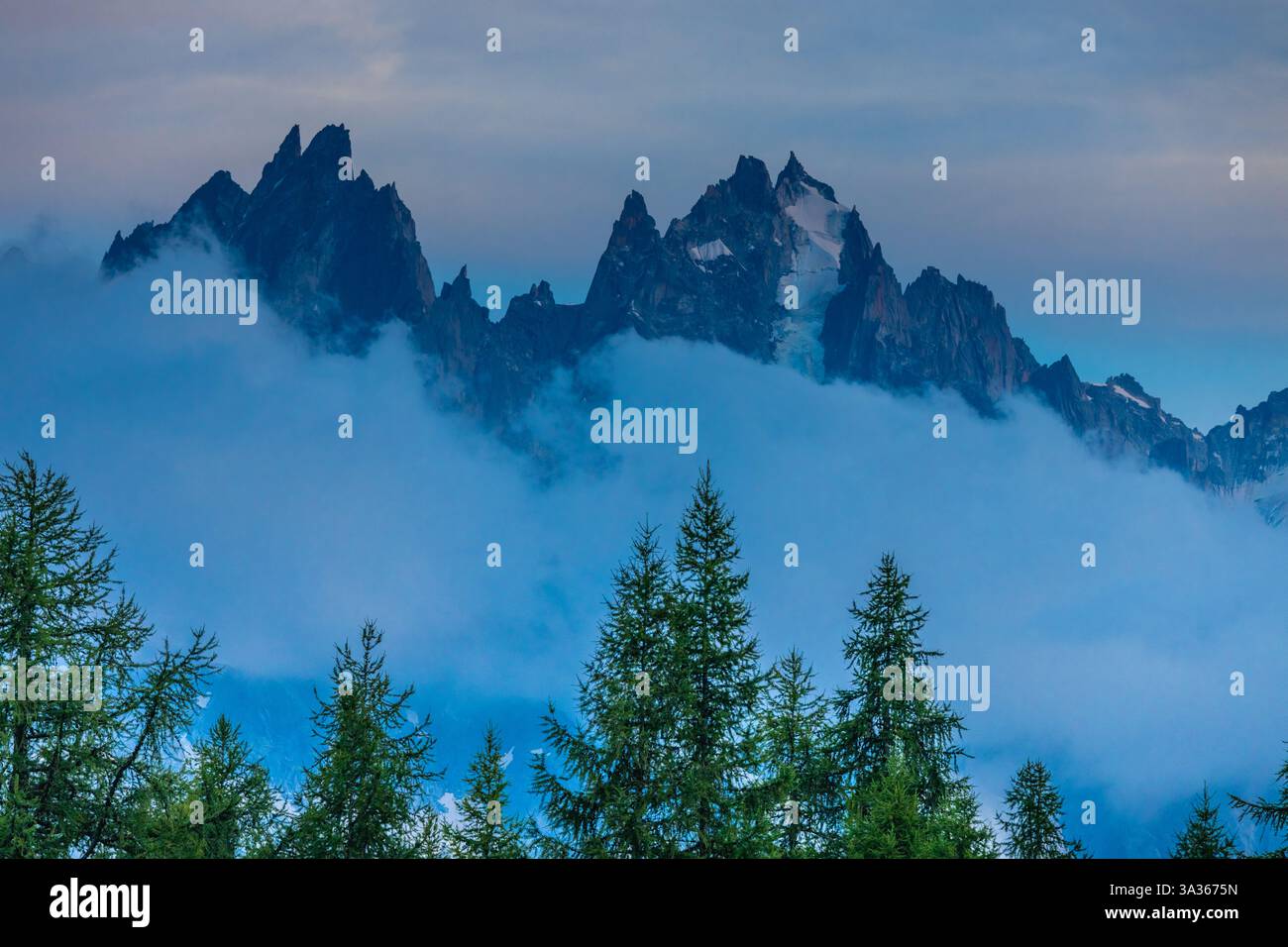 Aiguilles de Chamonix felsige Granitgipfel in den französischen Alpen rund um den Mont Blanc Gipfel im Chamonix Tal. Malerische Landschaft, berühmte Berggipfel Stockfoto