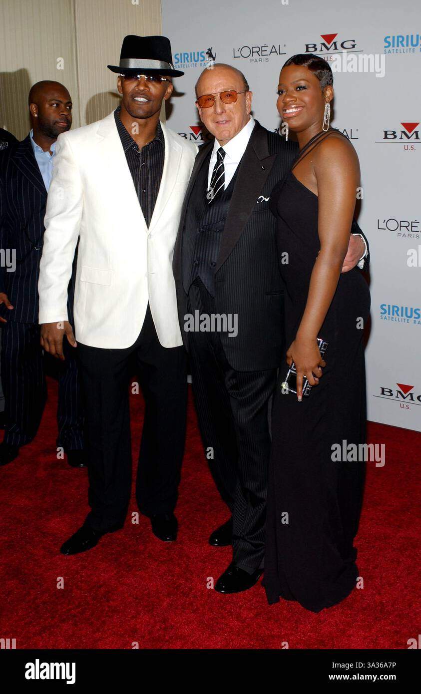 FEBRUAR 2005 - BEVERLY HILLS, KALIFORNIEN - K41292FB. CLIVE DAVIS 2005 VOR DER GRAMMY PARTY IM BEVERLY. HILLS HOTEL, BEVERLY HILLS, CA. 02-12-2005. FITZROY BARRETT/ 2005 JAMIE FOXX, CLIVE DAVIS UND FANTASIA(Kreditbild: © Globe Photos/ZUMAPRESS.com) Stockfoto