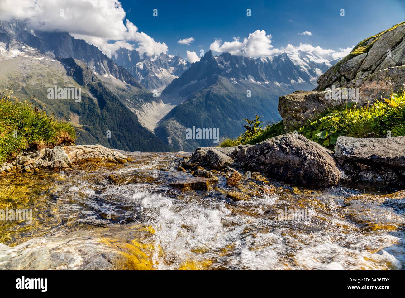 Aiguilles de Chamonix felsige Granitgipfel in den französischen Alpen rund um den Mont Blanc Gipfel im Chamonix Tal. Malerische Landschaft, berühmte Berggipfel Stockfoto