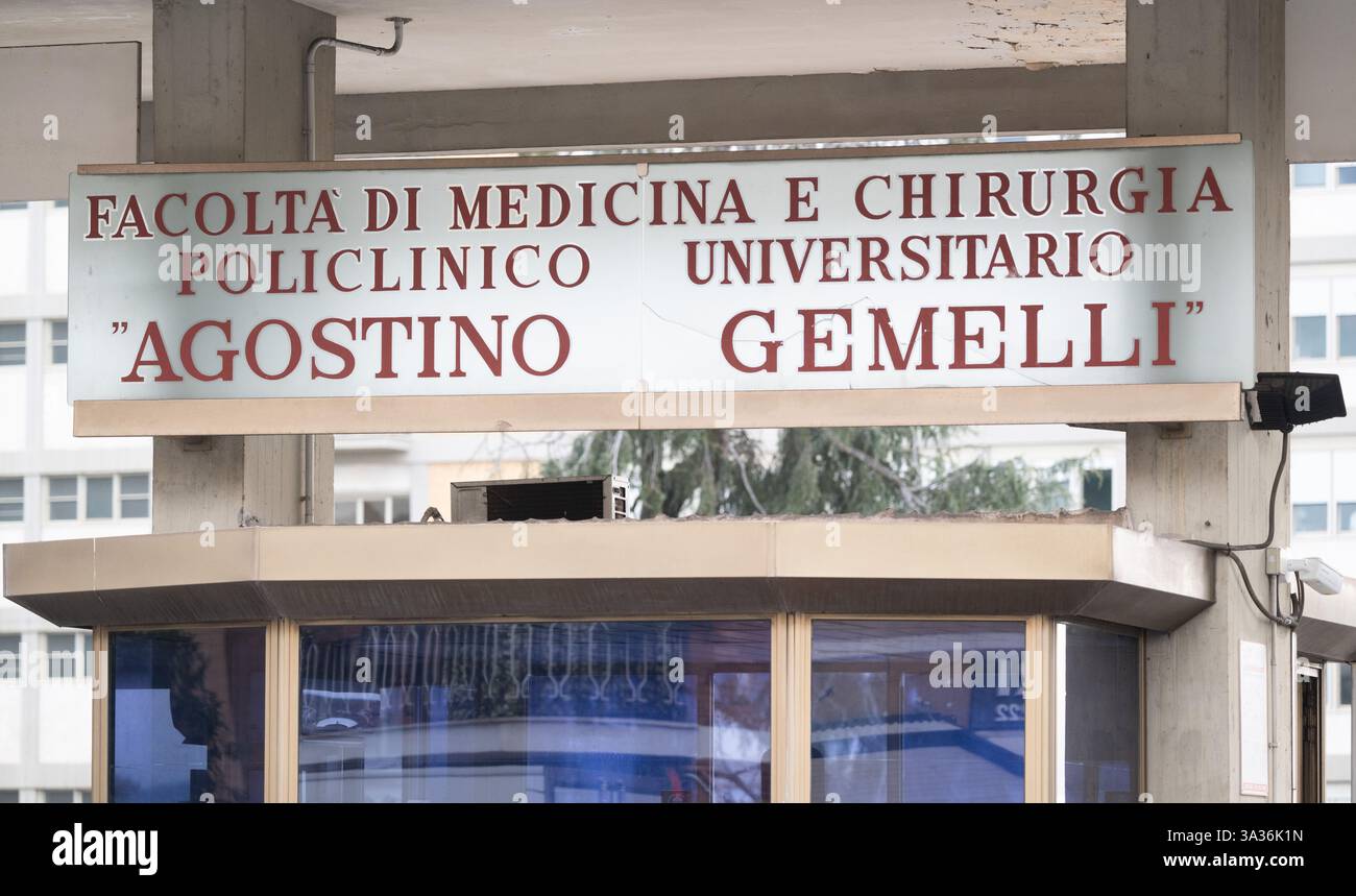 Rom, Italien. März 2025. Ein Schild am Haupteingang zur Agostino Gemelli Poliklinik, wo Papst Franziskus behandelt wird. Quelle: Marijan Murat/dpa/Alamy Live News Stockfoto