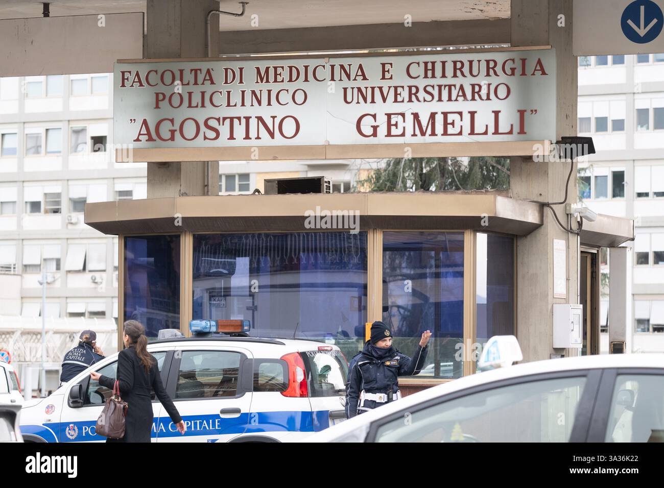 Rom, Italien. März 2025. Ein Schild am Haupteingang zur Agostino Gemelli Poliklinik, wo Papst Franziskus behandelt wird. Quelle: Marijan Murat/dpa/Alamy Live News Stockfoto