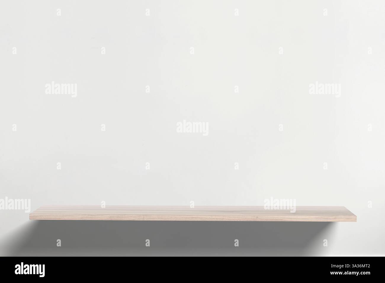 Eleganter, an der Wand montierter Holzschreibtisch mit warmen Farbtönen, der sich in einen neutralen Hintergrund einfügt, perfekt für das moderne Home Office und platzsparende Möbel sol Stockfoto