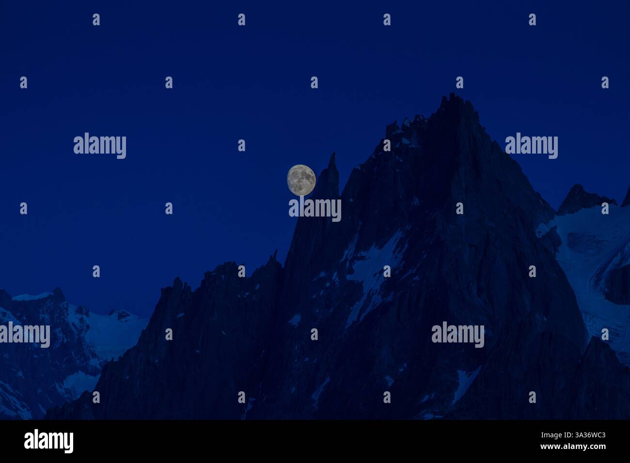 Aiguilles de Chamonix felsige Granitgipfel in den französischen Alpen rund um den Mont Blanc Gipfel im Chamonix Tal. Malerische Landschaft, berühmte Berggipfel Stockfoto