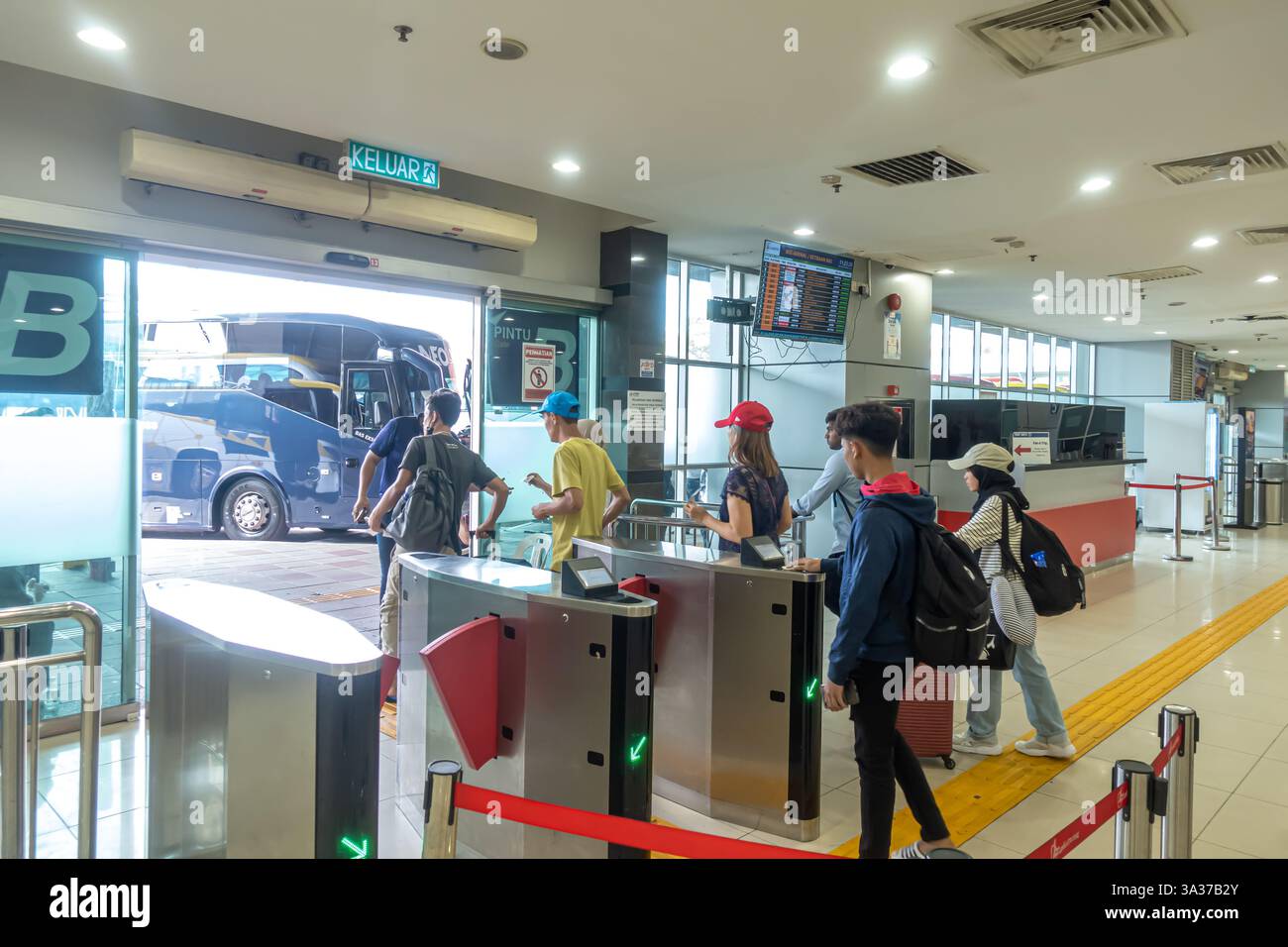 Eine Bushaltestelle in Johor Bahru Malaysia, eine Bushaltestelle oder ein Terminal, an der Personen durch ein Tor oder einen Eingang gelangen Stockfoto