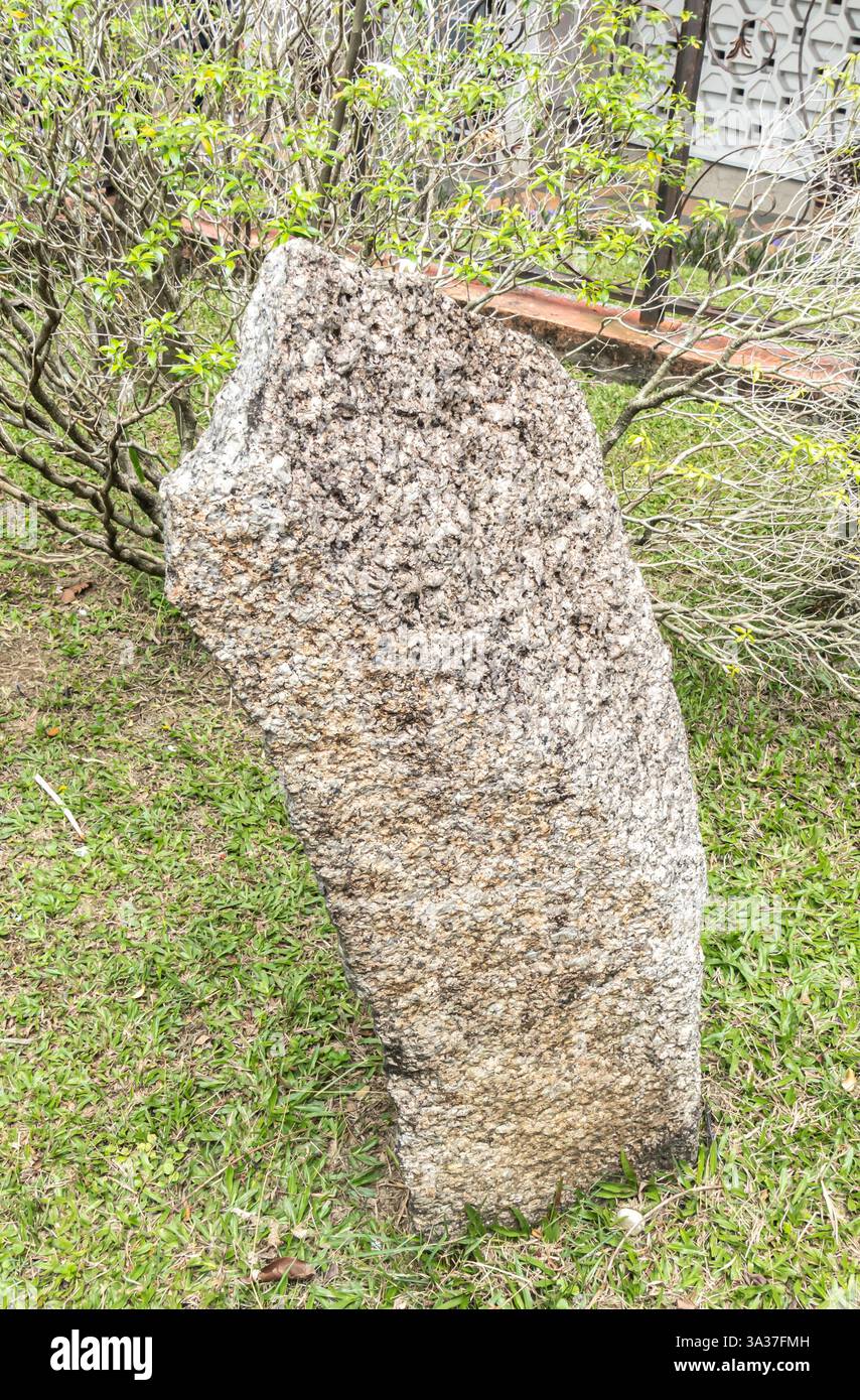 Megalith, bekannt in Malaysia als „lebender Stein“ aus Tampin, Negeri Sembilan, megalithische Stätte, ausgestellt im Nationalmuseum in Kuala Lumpur Stockfoto