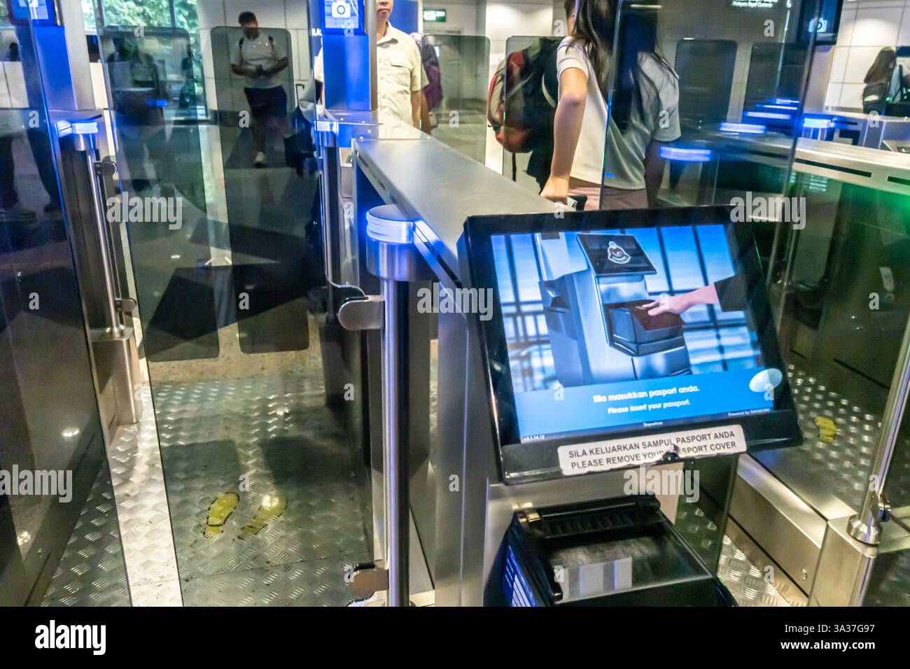 Automatisches Ticket Gate, auch als automatisiertes Grenzkontrollgate (ABC) oder eGate, Passlesen, Flughafen Kuala Lumpur, Malaysia bezeichnet Stockfoto