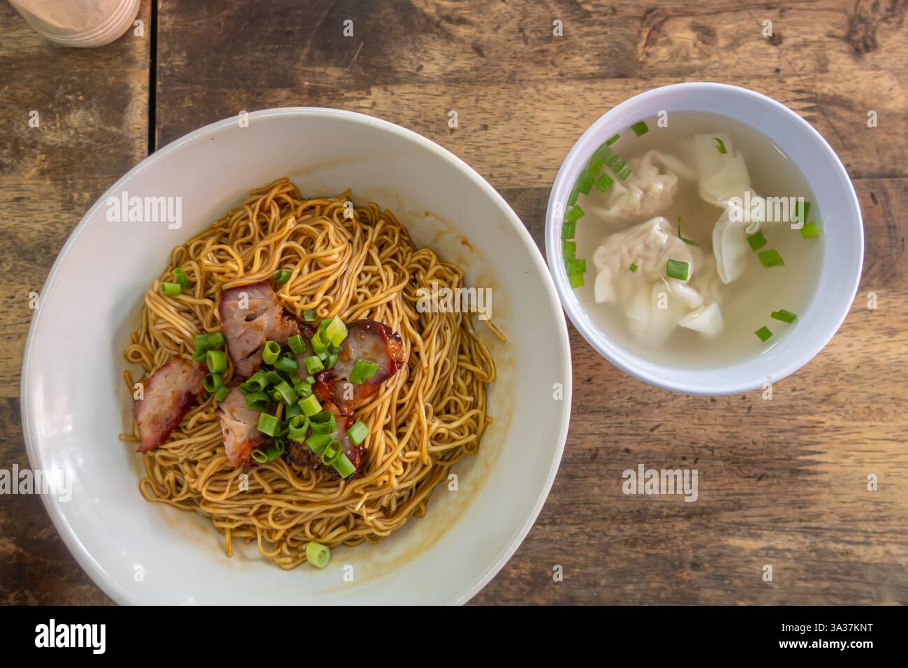 Eine Mahlzeit mit Wonton-Nudeln und einer Schüssel Wonton-Suppe. Wonton Nudeln sind ein kantonesisches Gericht mit Eiernudeln, Wontons, Nanyang Cafe und Johor Bahru Stockfoto