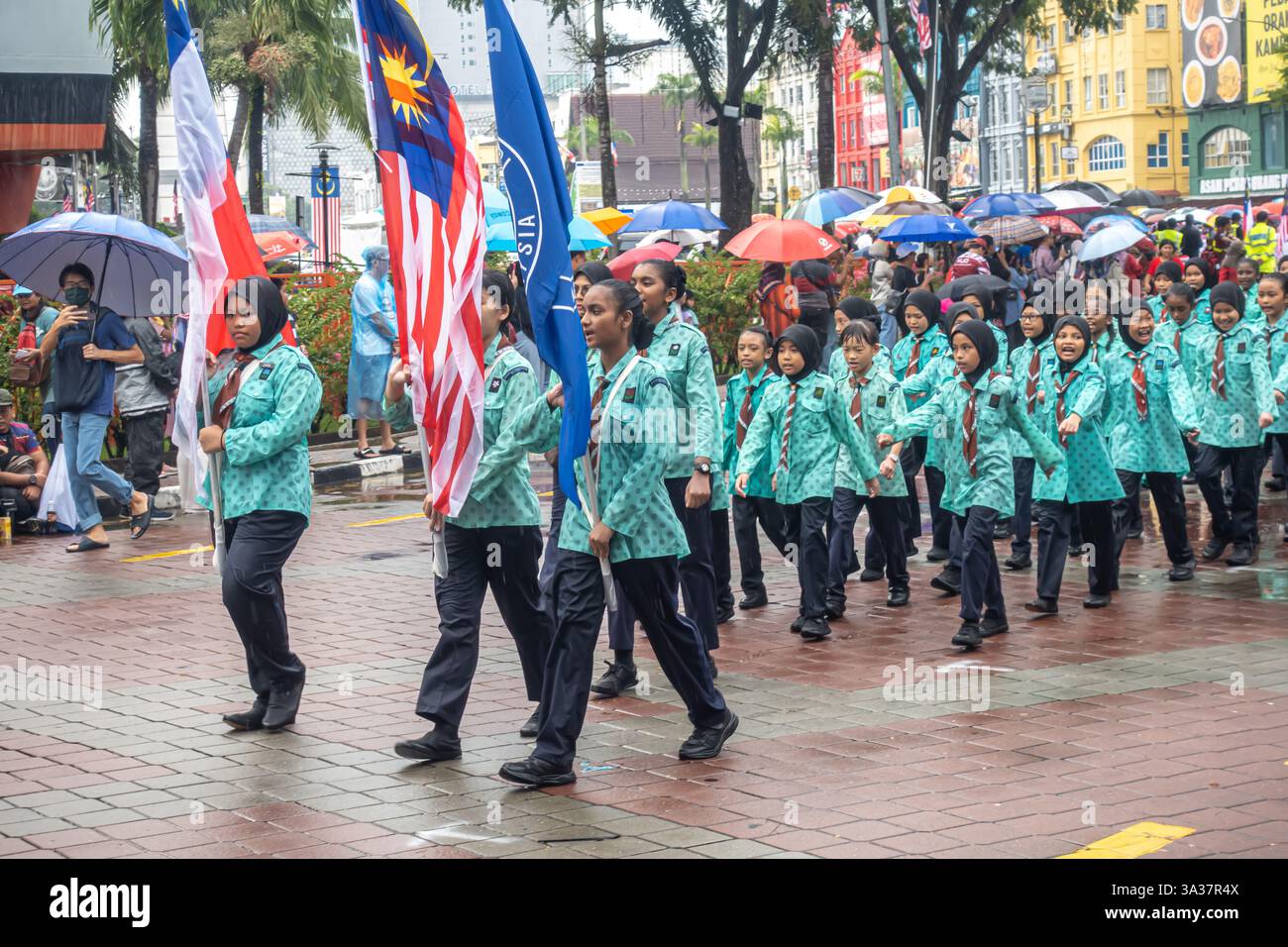 Studentinnen bei Hari merdeka, Nationalfeierparade in Malakka, Malaysia Stockfoto