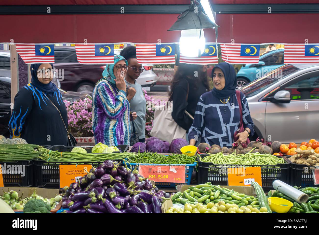 Ein Gemüsemarkt in Little India, Kuala Lumpur, Malaysia. Muslimische indische Frauen einkaufen Stockfoto