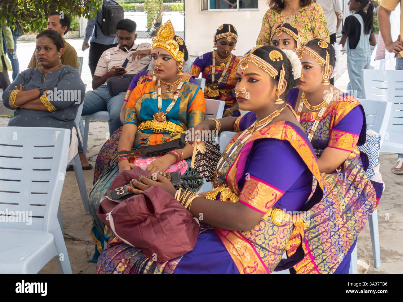 Gruppe junger tamilischer Frauen, die in Kostümen und Make-up typisch für Bharatanatyam, eine klassische indische Tanzform, Kuala Lumpur Malaysia, gekleidet sind Stockfoto