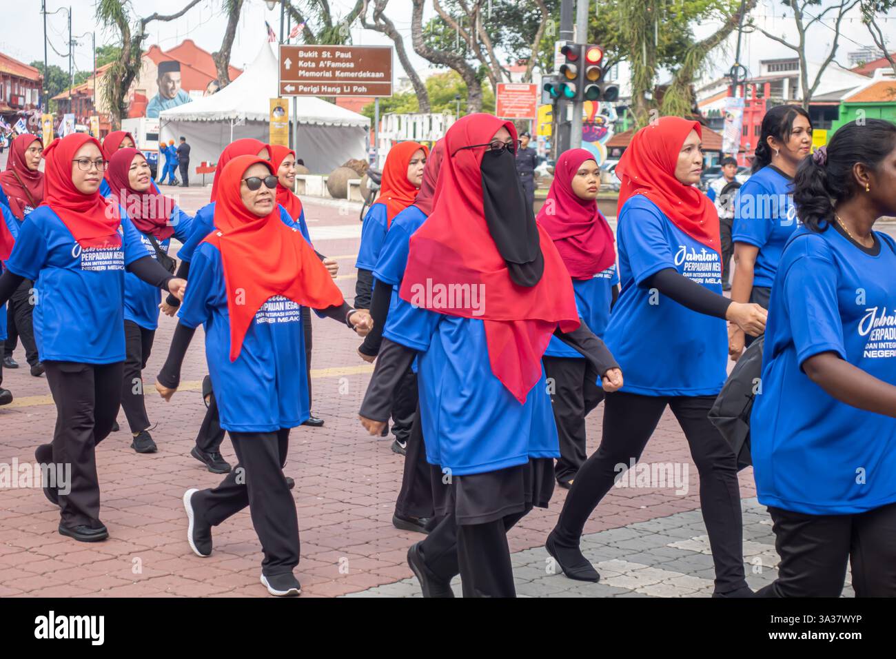Department of State Unity & National Integration von malaysischen Regierungsangestellten, die zur Nationalfeierparade in Malakka, Malaysia, marschieren Stockfoto