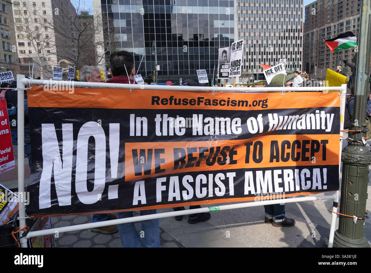 Erster Zusatzartikel, Redefreiheit, um zu protestieren und gegen die Verhaftung von Mahmoud Kahilil zu protestieren und seine Freilassung aus dem Gefängnis und mögliche Abschiebung zu fordern. Kahilil, Student und Aktivist der Columbia University. Die Kundgebung wurde gegenüber vom Federal Court Building abgehalten, wo Anwälte von Kahilil versuchten, seine Freilassung zu bekommen. Stockfoto