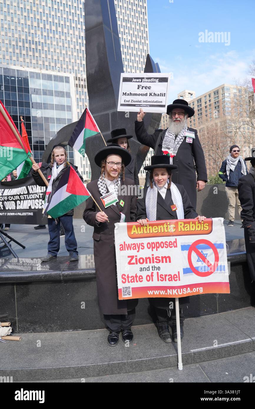 Erster Zusatzartikel, Redefreiheit, um zu protestieren und gegen die Verhaftung von Mahmoud Kahilil zu protestieren und seine Freilassung aus dem Gefängnis und mögliche Abschiebung zu fordern. Kahilil, Student und Aktivist der Columbia University. Die Kundgebung wurde gegenüber vom Federal Court Building abgehalten, wo Anwälte von Kahilil versuchten, seine Freilassung zu bekommen. Orhtodoxe antizionistische jüdische Rabbiner bei der Kundgebung. Stockfoto