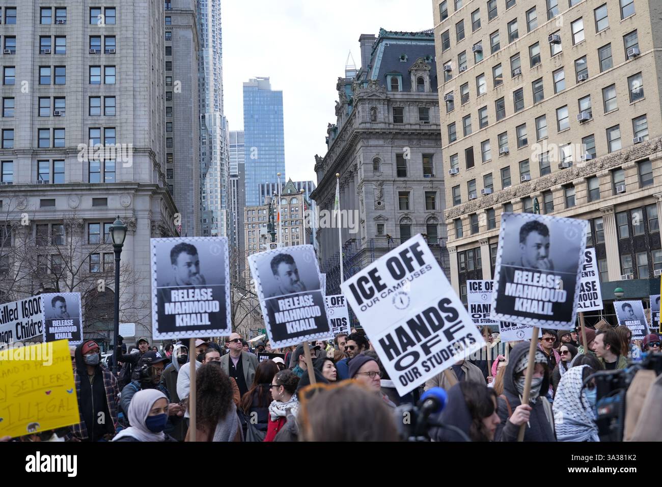 Erster Zusatzartikel, Redefreiheit, um zu protestieren und gegen die Verhaftung von Mahmoud Kahilil zu protestieren und seine Freilassung aus dem Gefängnis und mögliche Abschiebung zu fordern. Kahilil, Student und Aktivist der Columbia University. Die Kundgebung wurde gegenüber vom Federal Court Building abgehalten, wo Anwälte von Kahilil versuchten, seine Freilassung zu bekommen. Stockfoto