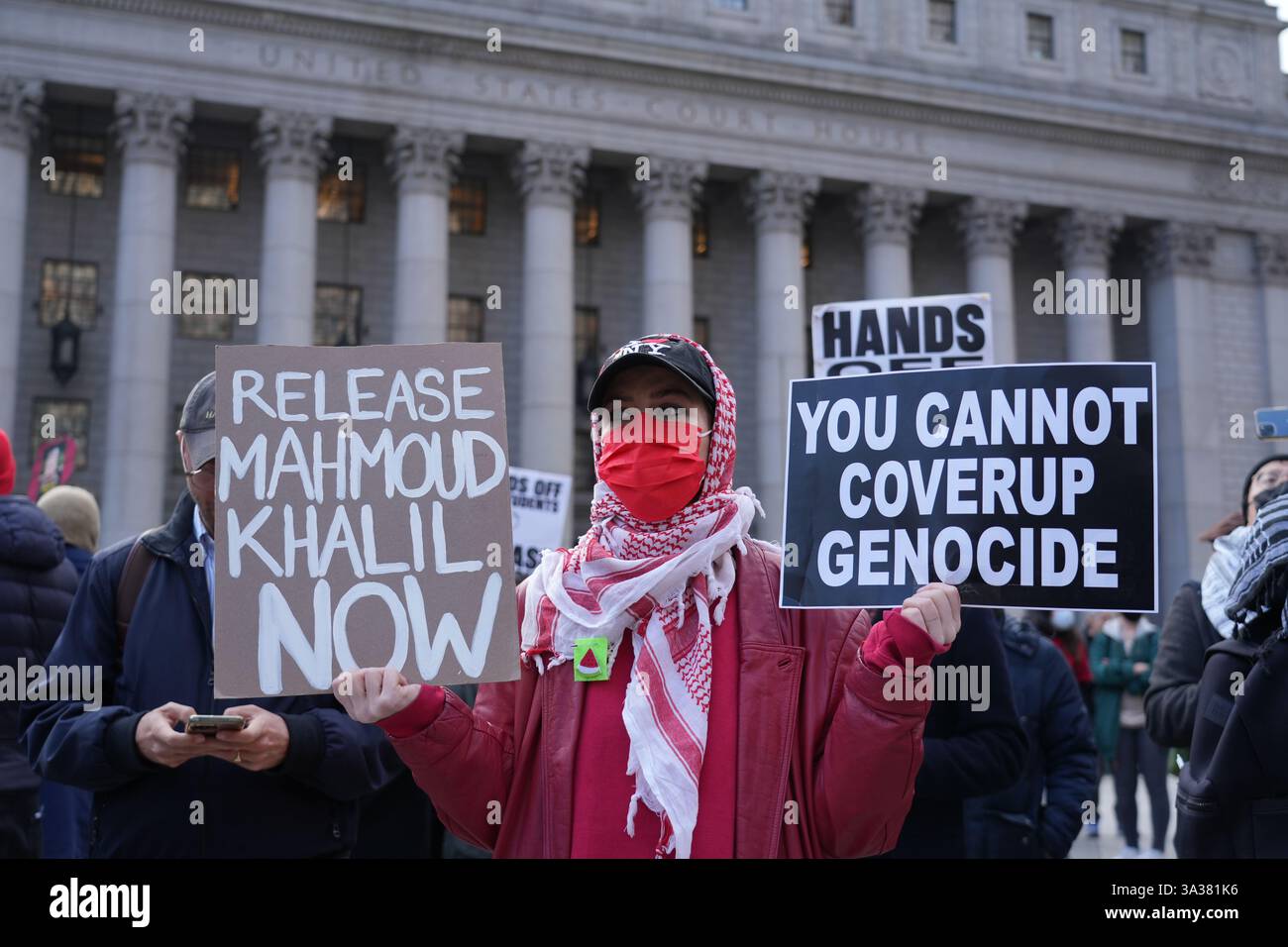 Erster Zusatzartikel, Redefreiheit, um zu protestieren und gegen die Verhaftung von Mahmoud Kahilil zu protestieren und seine Freilassung aus dem Gefängnis und mögliche Abschiebung zu fordern. Kahilil, Student und Aktivist der Columbia University. Die Kundgebung wurde gegenüber vom Federal Court Building abgehalten, wo Anwälte von Kahilil versuchten, seine Freilassung zu bekommen. Stockfoto