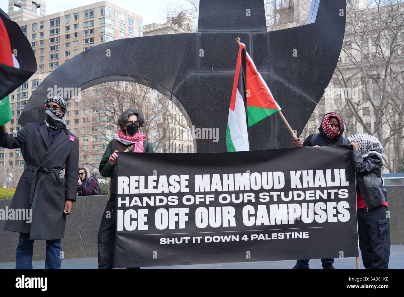 Erster Zusatzartikel, Redefreiheit, um zu protestieren und gegen die Verhaftung von Mahmoud Kahilil zu protestieren und seine Freilassung aus dem Gefängnis und mögliche Abschiebung zu fordern. Kahilil, Student und Aktivist der Columbia University. Die Kundgebung wurde gegenüber vom Federal Court Building abgehalten, wo Anwälte von Kahilil versuchten, seine Freilassung zu bekommen. Stockfoto