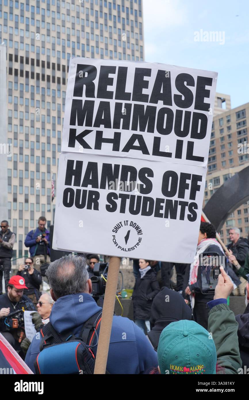 Erster Zusatzartikel, Redefreiheit, um zu protestieren und gegen die Verhaftung von Mahmoud Kahilil zu protestieren und seine Freilassung aus dem Gefängnis und mögliche Abschiebung zu fordern. Kahilil, Student und Aktivist der Columbia University. Die Kundgebung wurde gegenüber vom Federal Court Building abgehalten, wo Anwälte von Kahilil versuchten, seine Freilassung zu bekommen. Stockfoto