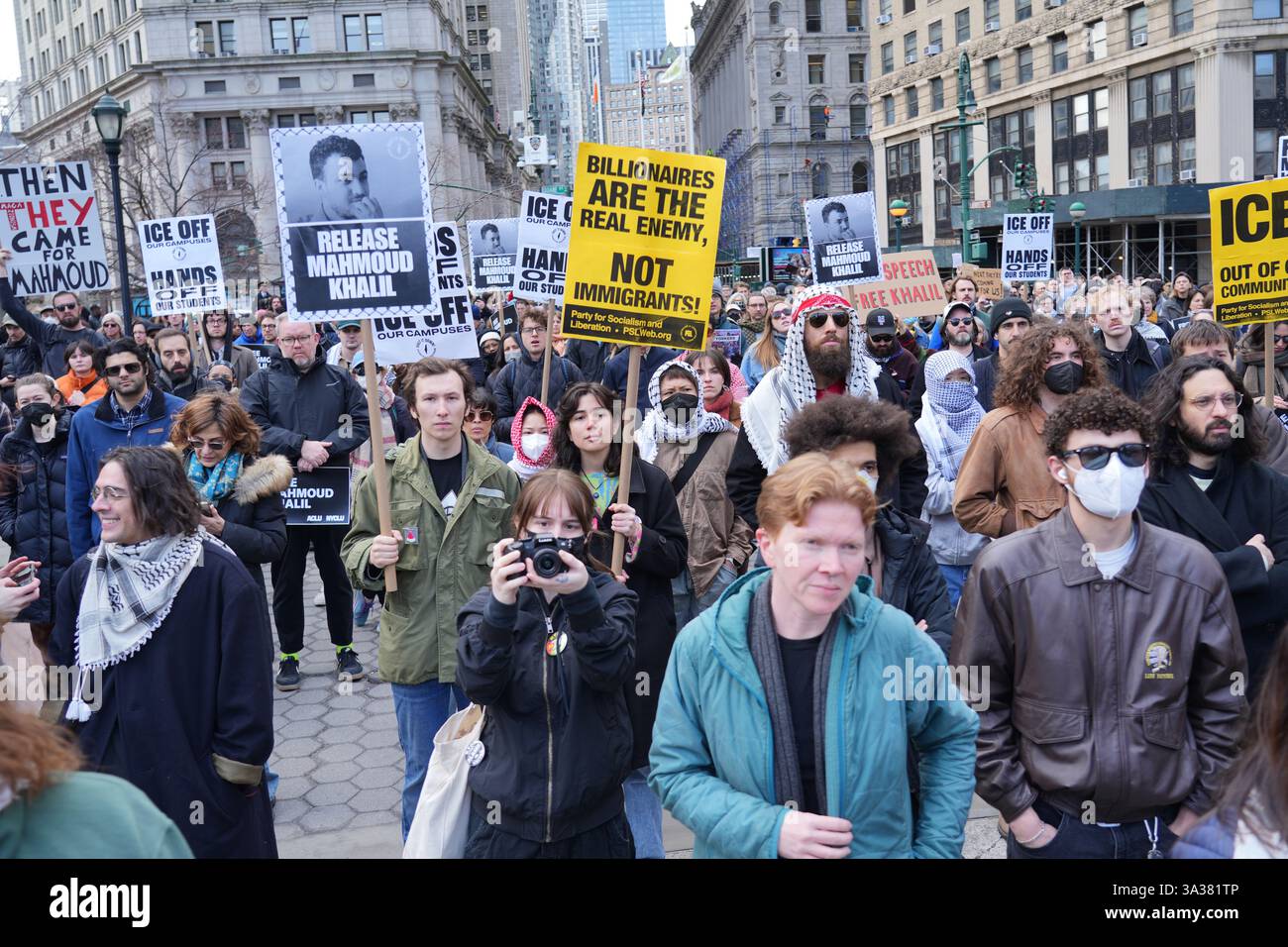 Erster Zusatzartikel, Redefreiheit, um zu protestieren und gegen die Verhaftung von Mahmoud Kahilil zu protestieren und seine Freilassung aus dem Gefängnis und mögliche Abschiebung zu fordern. Kahilil, Student und Aktivist der Columbia University. Die Kundgebung wurde gegenüber vom Federal Court Building abgehalten, wo Anwälte von Kahilil versuchten, seine Freilassung zu bekommen. Stockfoto