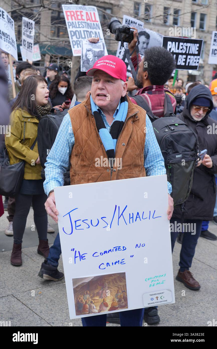 Erster Zusatzartikel, Redefreiheit, um zu protestieren und gegen die Verhaftung von Mahmoud Kahilil zu protestieren und seine Freilassung aus dem Gefängnis und mögliche Abschiebung zu fordern. Kahilil, Student und Aktivist der Columbia University. Die Kundgebung wurde gegenüber vom Federal Court Building abgehalten, wo Anwälte von Kahilil versuchten, seine Freilassung zu bekommen. Stockfoto