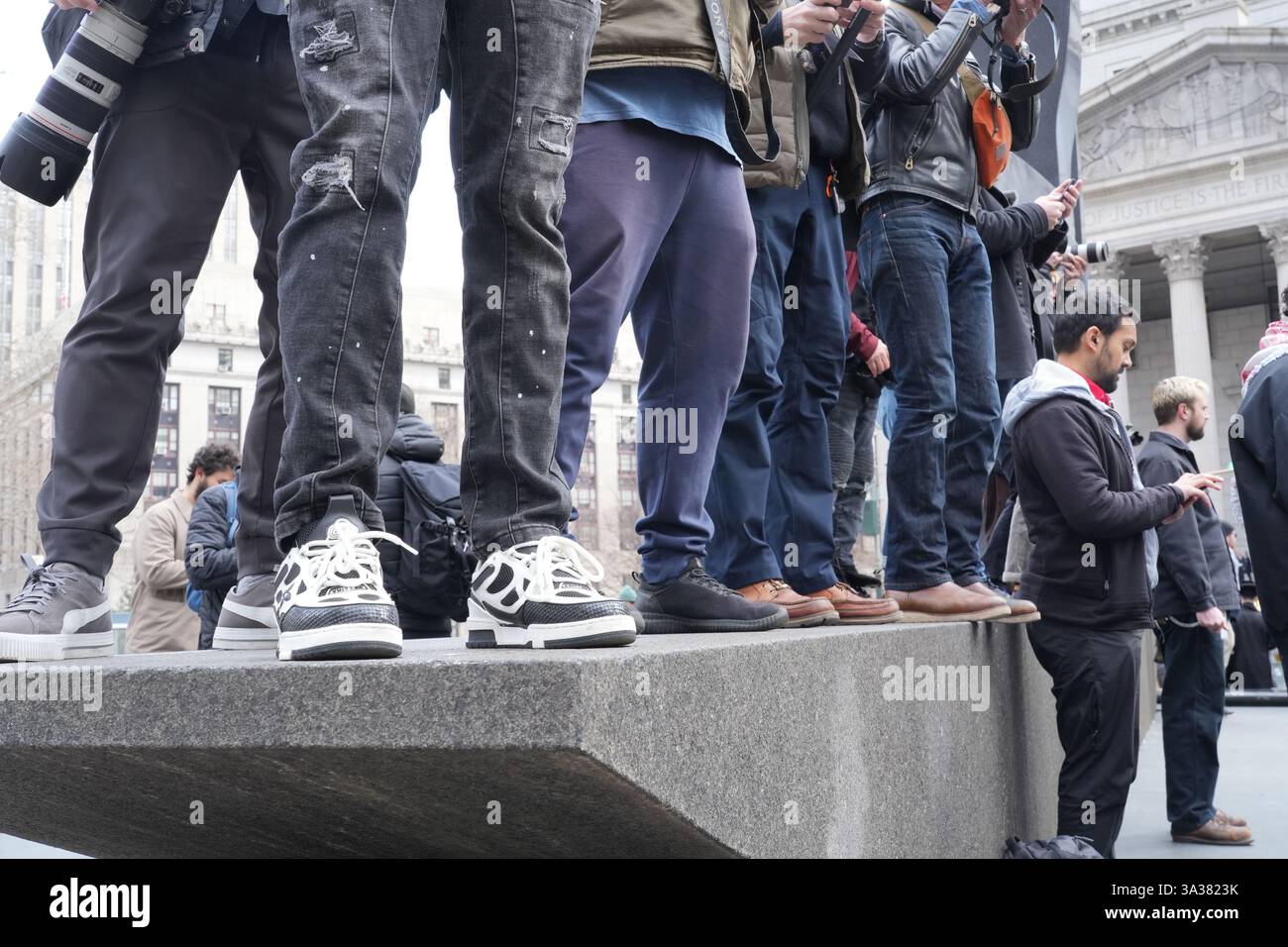 Erster Zusatzartikel, Redefreiheit, um zu protestieren und gegen die Verhaftung von Mahmoud Kahilil zu protestieren und seine Freilassung aus dem Gefängnis und mögliche Abschiebung zu fordern. Kahilil, Student und Aktivist der Columbia University. Die Kundgebung wurde gegenüber vom Federal Court Building abgehalten, wo Anwälte von Kahilil versuchten, seine Freilassung zu bekommen. Stockfoto