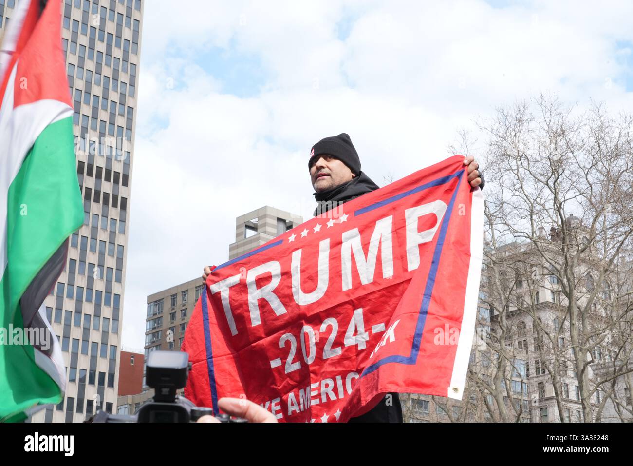 Erster Zusatzartikel, Redefreiheit, um zu protestieren und gegen die Verhaftung von Mahmoud Kahilil zu protestieren und seine Freilassung aus dem Gefängnis und mögliche Abschiebung zu fordern. Kahilil, Student und Aktivist der Columbia University. Die Kundgebung wurde gegenüber vom Federal Court Building abgehalten, wo Anwälte von Kahilil versuchten, seine Freilassung zu bekommen. Einsamer Pro-Trump-Gegendemonstrator bei der Kundgebung. Stockfoto