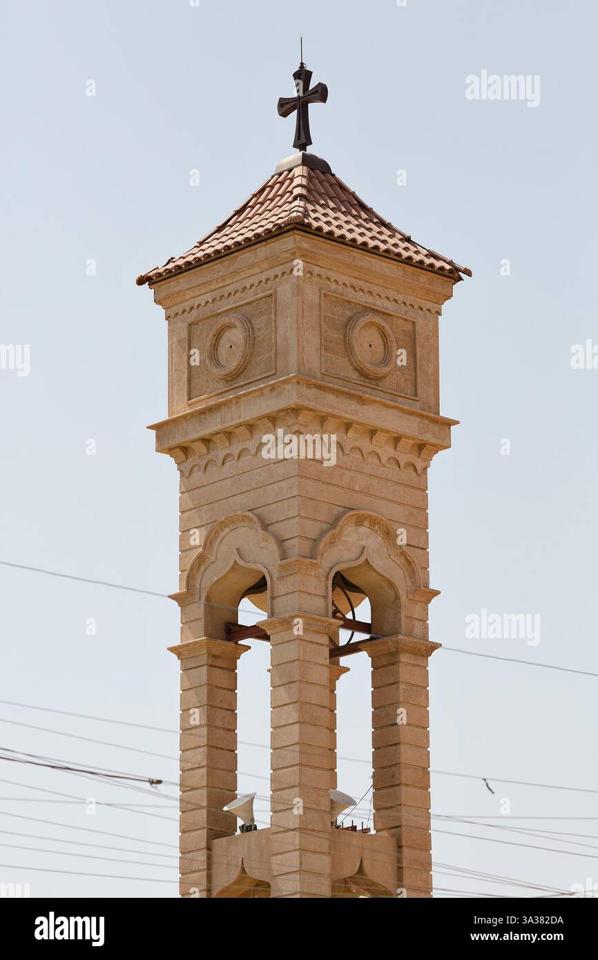 26. Juli 2014 - Hamdaniyah, Irak - der Turm einer irakischen christlichen Kirche befindet sich in der überwiegend christlichen Stadt Hamdaniyah. Nach der Übernahme der zweitgrößten Stadt Mossul im Irak im Juni 2014 haben die Rebellenkämpfer des Islamischen Staates (ehemals ISIS) die christliche Bevölkerung der Städte systematisch vertrieben. Obwohl sie mehr als 1600 Jahre in der Stadt waren, erhielten Christen in der Stadt nur wenige Tage Zeit, um entweder zum Islam zu konvertieren, eine Steuer für ihre Christen zu zahlen oder zu gehen; viele von denen, die sie verließen, wurden auch mit Waffengewalt ausgeraubt, als sie die Checkpoints des Islamischen Staates durchquerten. Stockfoto