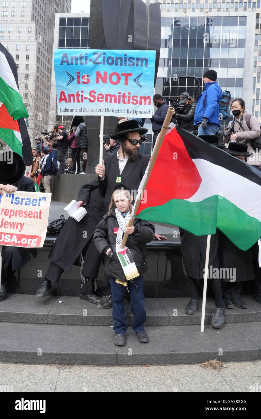 Erster Zusatzartikel, Redefreiheit, um zu protestieren und gegen die Verhaftung von Mahmoud Kahilil zu protestieren und seine Freilassung aus dem Gefängnis und mögliche Abschiebung zu fordern. Kahilil, Student und Aktivist der Columbia University. Die Kundgebung wurde gegenüber vom Federal Court Building abgehalten, wo Anwälte von Kahilil versuchten, seine Freilassung zu bekommen. Orhodox, antizionistische jüdische Rabbiner bei der Kundgebung. Stockfoto