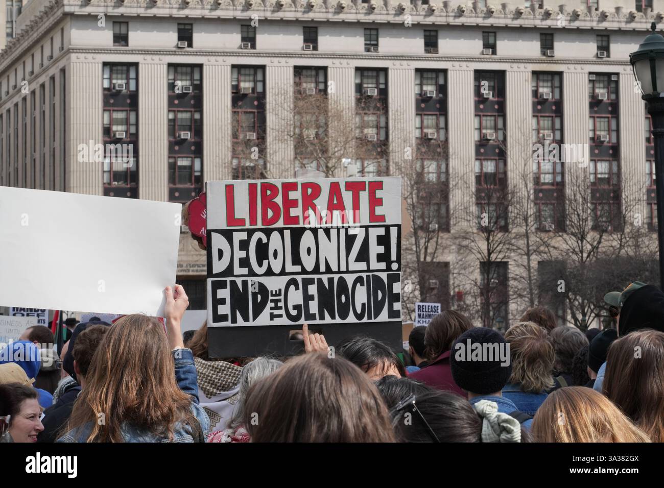 Erster Zusatzartikel, Redefreiheit, um zu protestieren und gegen die Verhaftung von Mahmoud Kahilil zu protestieren und seine Freilassung aus dem Gefängnis und mögliche Abschiebung zu fordern. Kahilil, Student und Aktivist der Columbia University. Die Kundgebung wurde gegenüber vom Federal Court Building abgehalten, wo Anwälte von Kahilil versuchten, seine Freilassung zu bekommen. Stockfoto