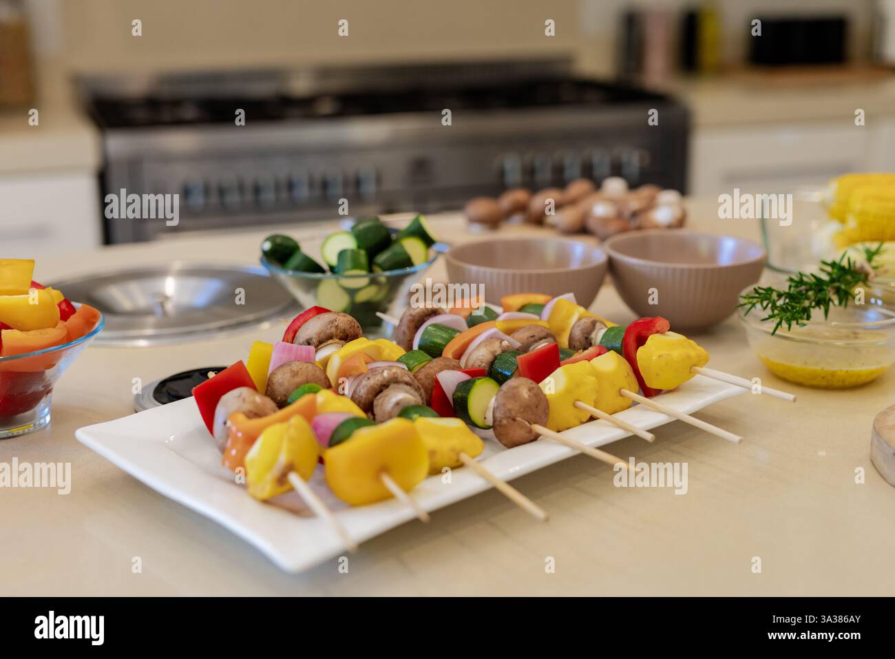 Bunte Gemüsespieße mit Pilzen und Paprika auf der Küchentheke Stockfoto