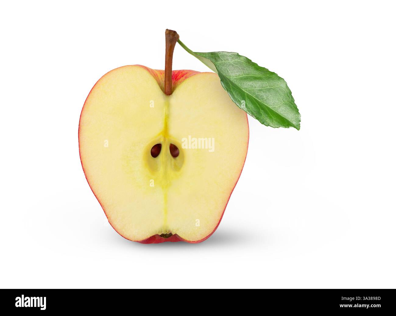 Reife Apfelhälfte und grünes Apfelblatt isoliert. Stockfoto