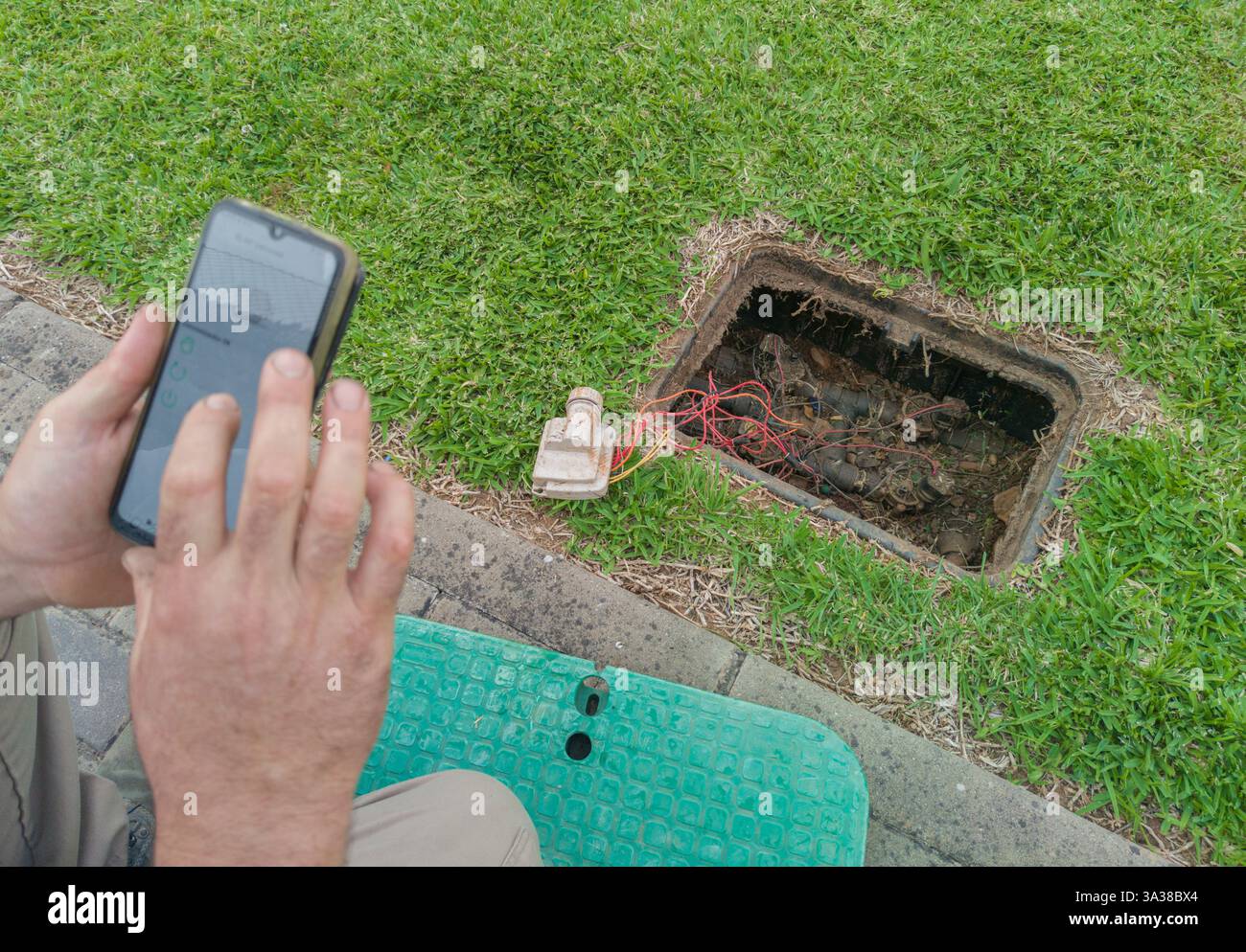 Magnetventile für die Bewässerungssteuerung. Programmierung für Gärtner mit automatischer Bewässerung des Smartphones Stockfoto