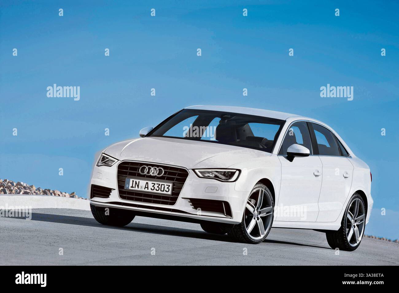 26. August 2014 - Kolumbien - bei einem operativen Ergebnis von 1,307 Mio. Liegt die operative Umsatzrendite mit 11,1 Prozent erneut deutlich ueber dem strategischen Zielkorridor von acht bis zehn Prozent. Obwohl sich das konjunkturelle Klima in einigen Laendern Europas weiter eingetruebt hat, verzeichnet Audi mit rund 369,500 Auslieferungen an Kunden wieder ein hervorragendes Auftaktquartal. Neben dem neuen A3 und dem A3 Sportback soll auch die A3 Limousine, die vor wenigen Tagen in Schanghai der Weltoeffentlichkeit vorgestellt wurde, weitere Impulse geben. (Kreditbild: © El Tiempo/GDA/ZUMA Stockfoto