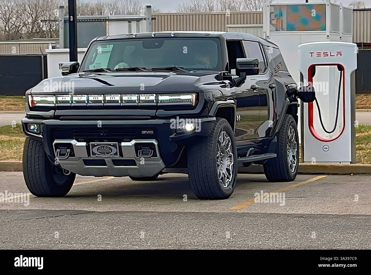 EMPORIA KANSAS, USA - 23. DEZEMBER 2024 General Motors Hummer EV lädt an der Tesla Supercharger Station auf, um nach Texas zurückzukehren. Stockfoto
