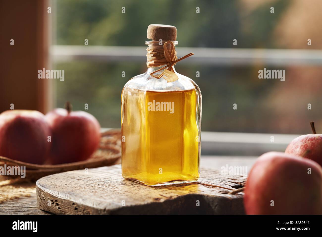 Apfelessig in einer Glasflasche auf einem Tisch Stockfoto