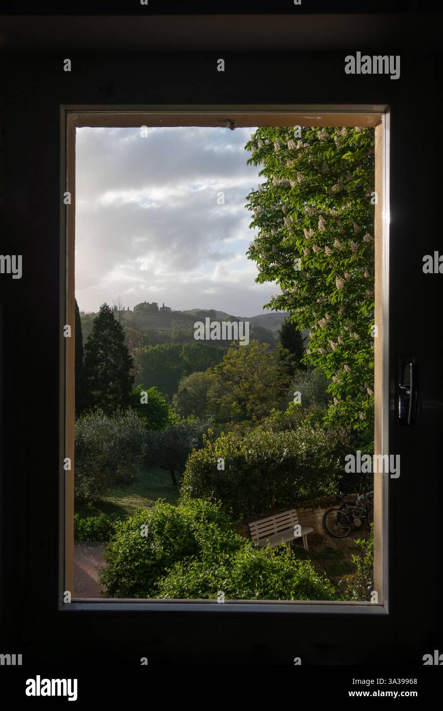 Blick durch ein Fenster auf Siena in der Region Toskana, Italien Stockfoto