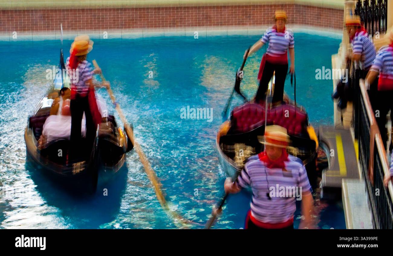 Unschärfeeffekt von Gondolierern, die Gondeln auf der Replik des Grand Canal im Hotel, Las Vegas, Nevada, USA Stockfoto