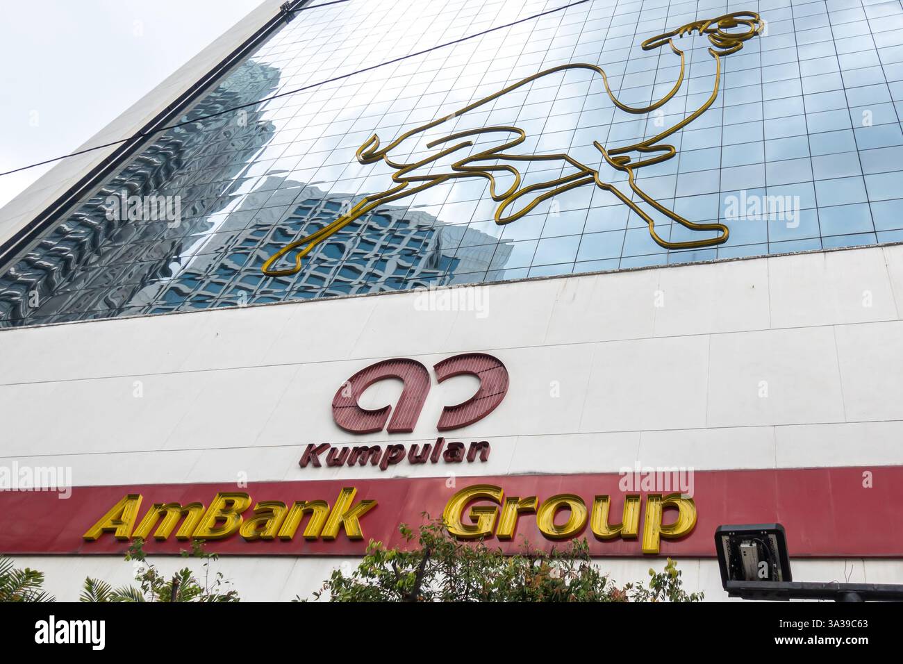 Das Äußere eines Gebäudes der AmBank Group. Die AmBank Group ist ein in Malaysia ansässiger Finanzdienstleister. Kuala Lumpur Stockfoto