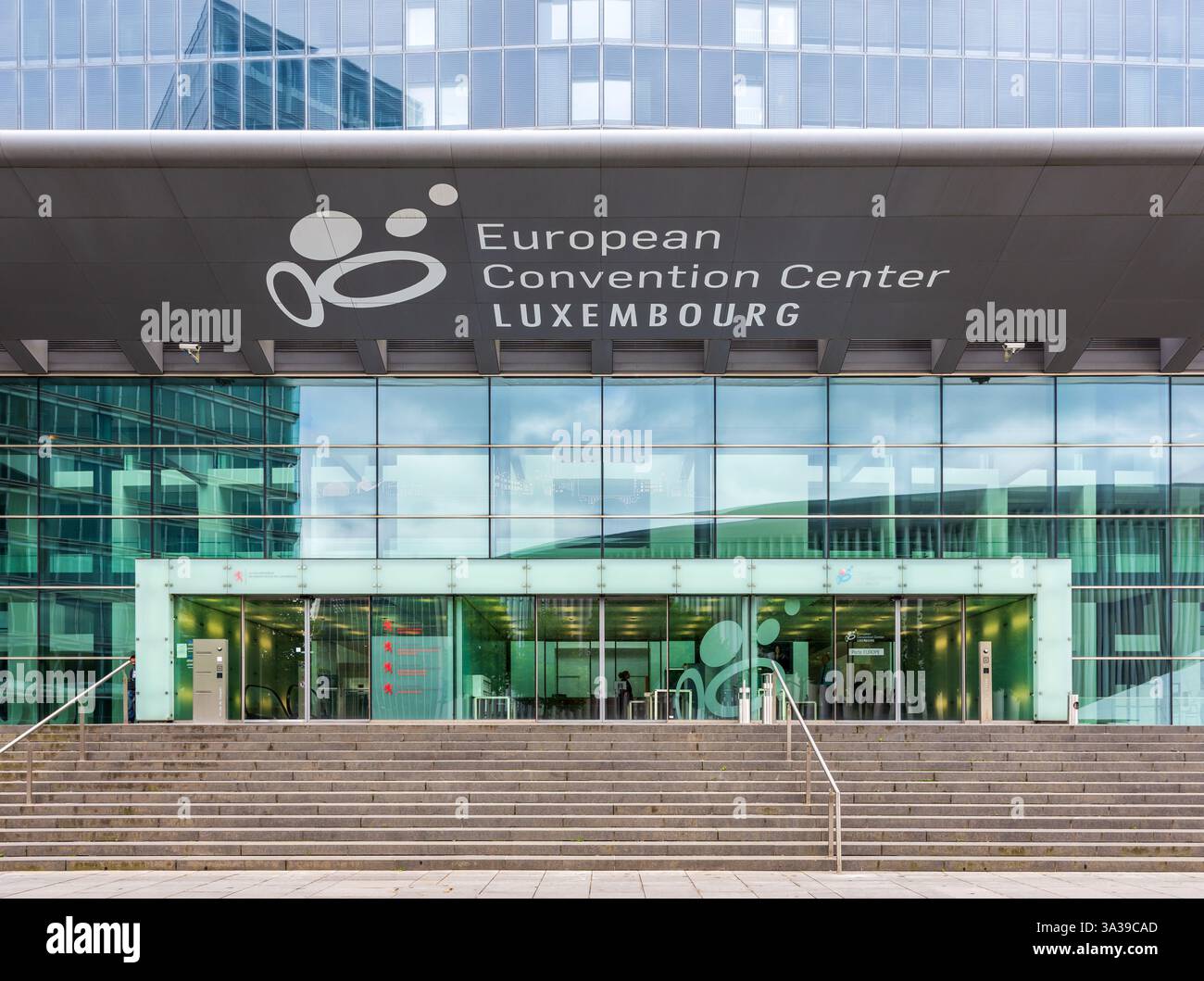Eingang des Europäischen Kongresszentrums im Europäischen Viertel Kirchberg in Luxemburg-Stadt. Stockfoto