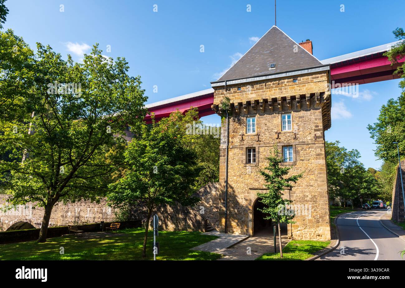 Einer der beiden Vauban-Türme im Stadtteil Pfaffenthal in Luxemburg-Stadt, erbaut 1685, mit der Brücke der Großherzogin Charlotte. Stockfoto