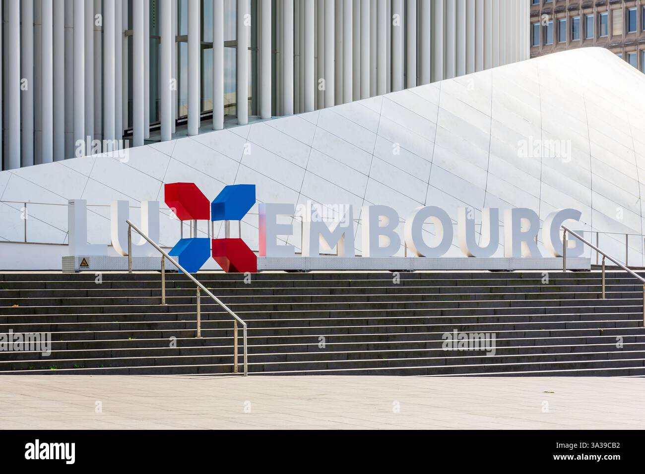 Das Luxemburger Zeichen in weißen Großbuchstaben befindet sich vor der Philharmonie Luxembourg im Stadtteil Kirchberg in Luxemburg-Stadt Stockfoto