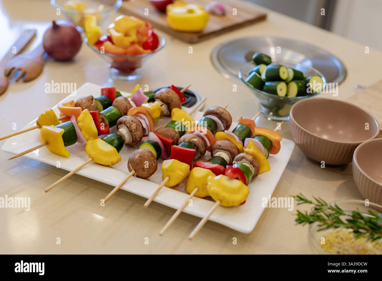 Bunte Gemüsespieße mit Pilzen und Paprika auf der Küchentheke Stockfoto